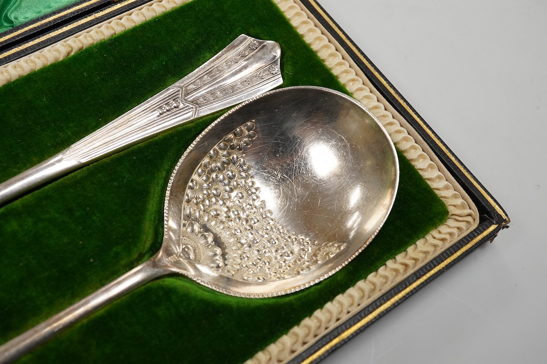 A cased pair of Edwardian silver serving spoons, Cooper Brothers & Sons, Sheffield, 1906, 21.8cm, 5.4oz.